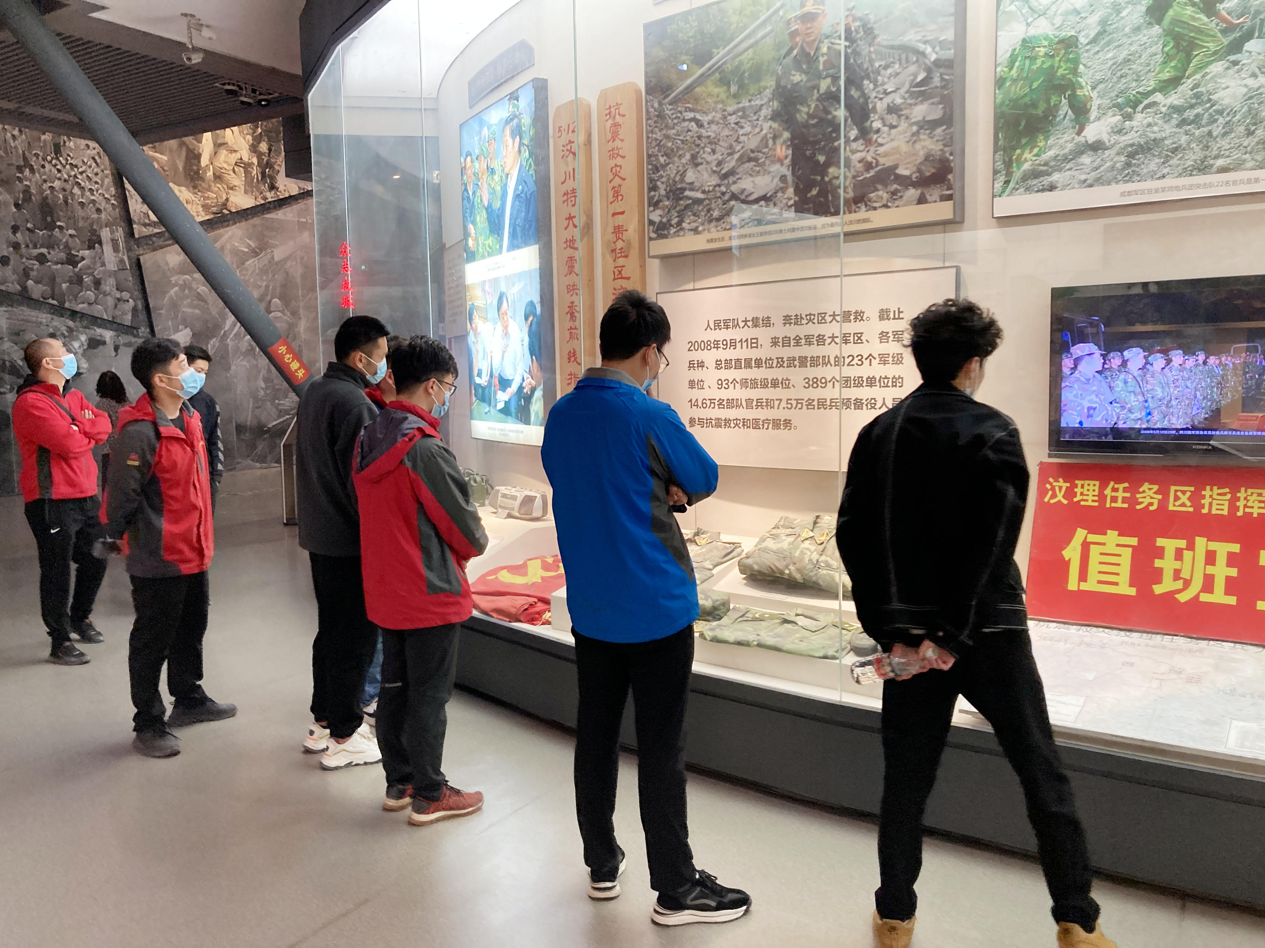 鮮花傳敬意，清風(fēng)寄哀思 ——都四軌道交通JC1項目部開展“清風(fēng)寄哀思”主題活動